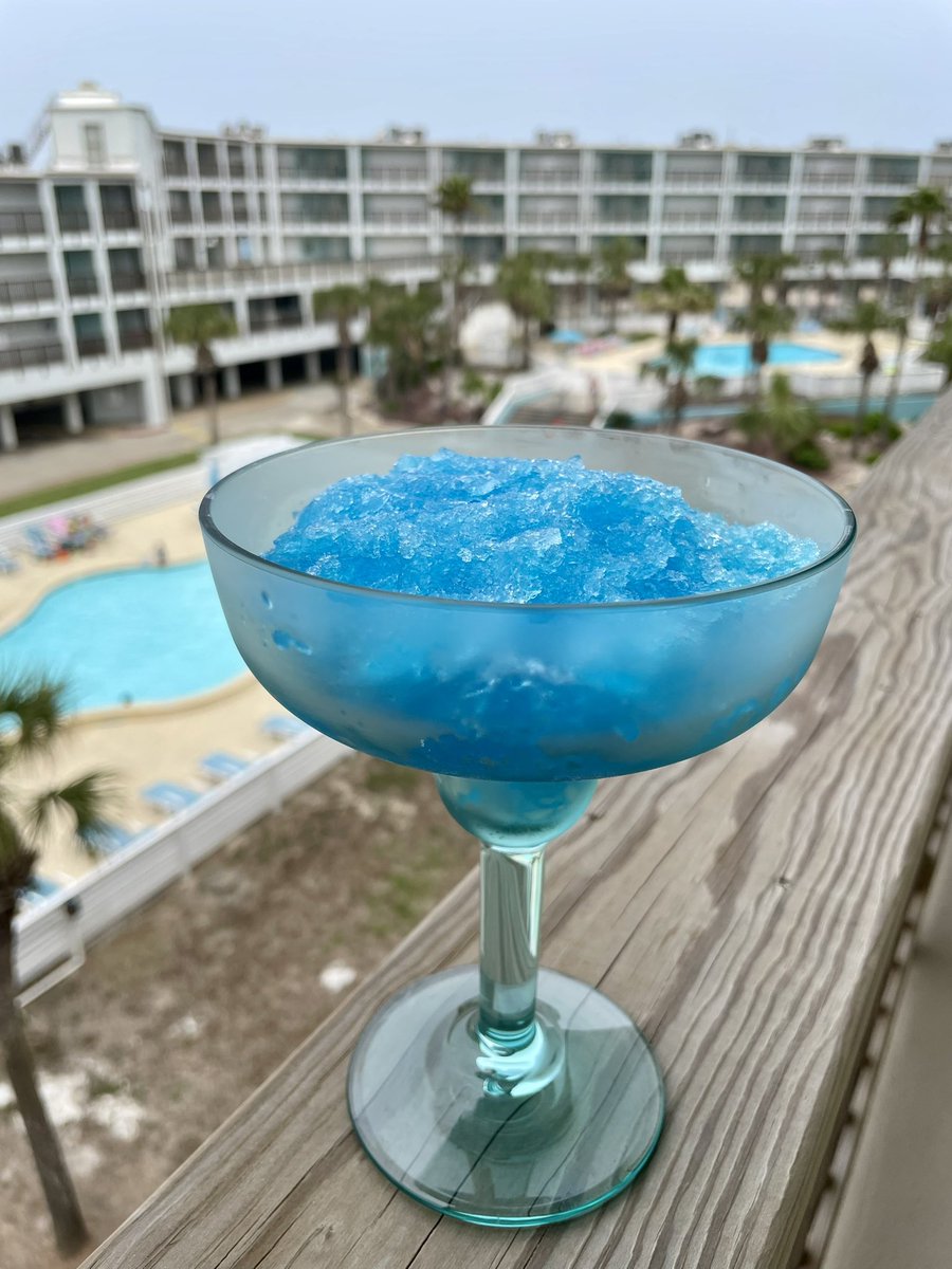 BorroniEngle's tweet photo. Happy Holy Saturday from the beach. 🏝️ https://t.co/he8Y9BO8l9