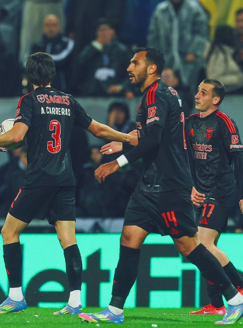 vaibenfica1904's tweet image. 🔴⚪️ Benfica vence o Vitória, por 0-3, na 30.ª jornada da Liga! 💪

⚽️ Pavlidis (2) e Álvaro Carreras 

#RumoAo39