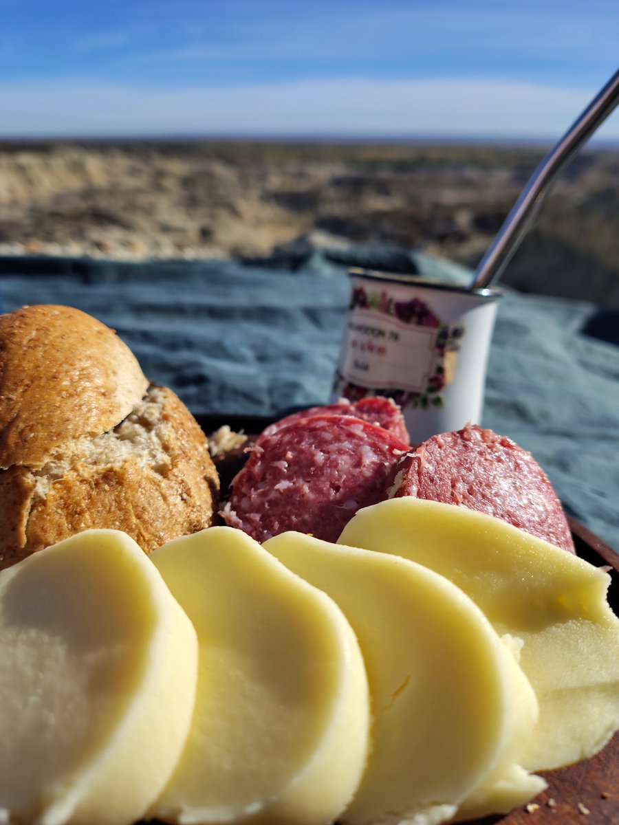 Sábado, caminata, mates, algo rico, sol de otoño. No hace falta nada más ☺️ 

#altovalle #bardas #rio #patagonia