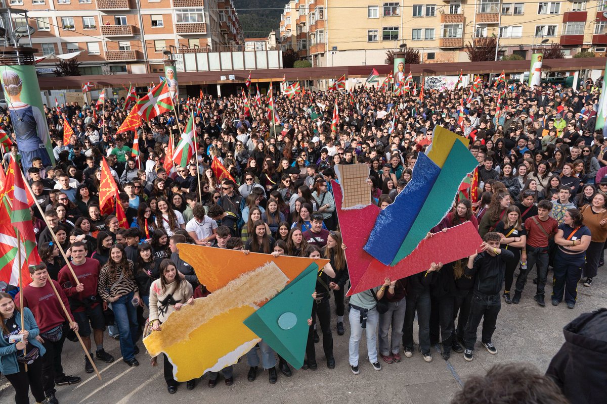 sortuEH's tweet photo. Oztopo guztien gainetik, milaka gazte independentista elkartu dira Berriozarren, @ernaigazte|ren @gazteoneskutik topagunean.

Karpa bete elkartasun, karpa bete konpromiso, karpa bete etorkizun.

Independentziara🚀 https://t.co/kY6c2SMRN1