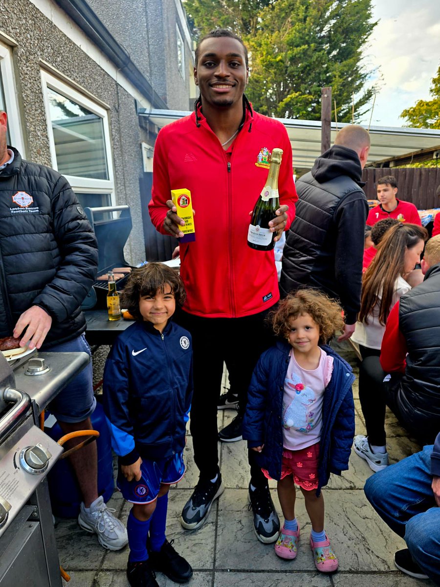 harrowboroLive's tweet photo. 🏆 𝗦𝘂𝗽𝗽𝗼𝗿𝘁𝗲𝗿𝘀' 𝗠𝗢𝗧𝗠 🍾

For today's draw with Met Police was defender Rayon Atkinson. 
Presented with his awards by Theo and Amelie Gaiduls. 

Well played Rayon 👏🏻 https://t.co/AHxFzF6aU5