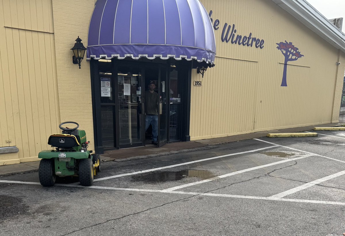 cdoggyd's tweet photo. Dude came out of the liquor store and jumped back on his mower right after I took the pic. 🍺 https://t.co/XrRAdNa9Fr