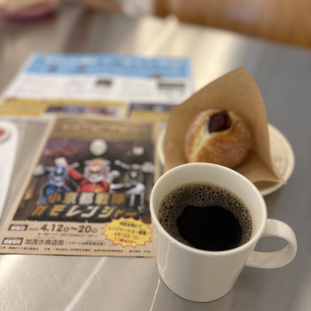 ＼雪椿や桜が見頃の #加茂市 です／

#第59回雪椿まつり の大人気イベント、雪椿マーク探しや商店街雪椿ラリー は本日まで‼️
ゆっくり商店街を歩いてみませんか？

#新潟県加茂市 #加茂川を泳ぐ鯉のぼり #加茂山公園