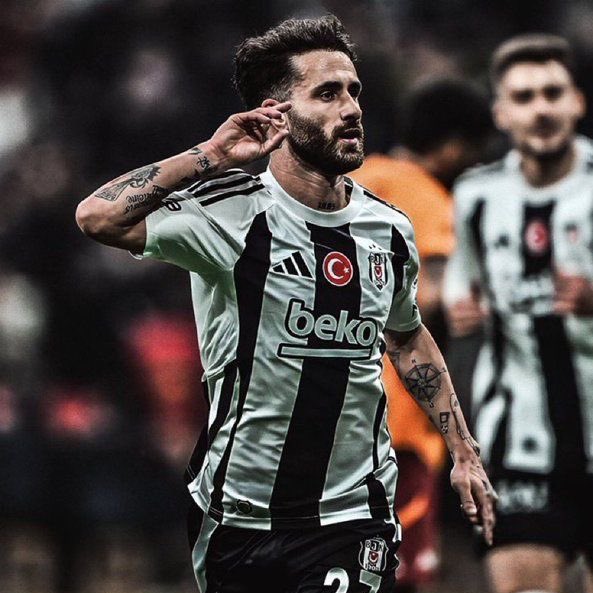 Beşiktaş bu sezon tüm kulvarlarda 70 gol atmış. 

Gollerin 25’inde Rafa Silva’nın imzası var. 

Bu adamı eleştiren, kıyaslayan, ağzından yanlış bir laf kaçıran olursa eğer; 

Ölüsünü, dirisini ayrı skerim. Bilmem anlatabildim mi.