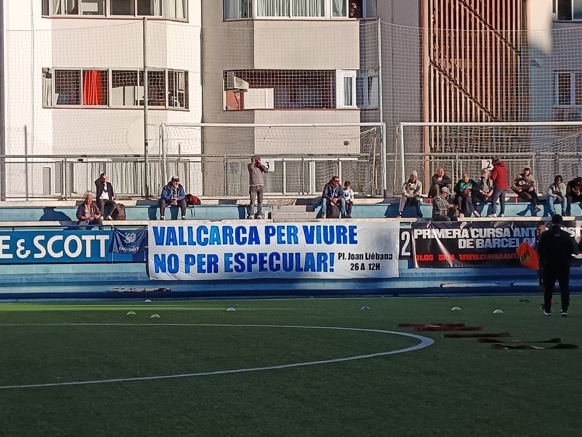 Traperinho's tweet photo. Com és habitual, també ha estat un dissabte de reivindicacions al Nou Sardenya. Perquè el futbol és i ha de ser indestriable de la política i les comunitats socials a les que representen els clubs.

#CEEuropa #VilaDeGràcia https://t.co/3F1aEaEOQv