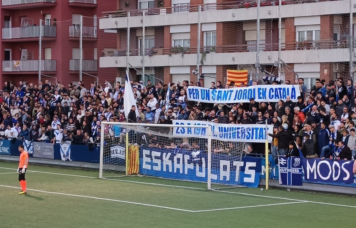 Traperinho's tweet photo. Com és habitual, també ha estat un dissabte de reivindicacions al Nou Sardenya. Perquè el futbol és i ha de ser indestriable de la política i les comunitats socials a les que representen els clubs.

#CEEuropa #VilaDeGràcia https://t.co/3F1aEaEOQv
