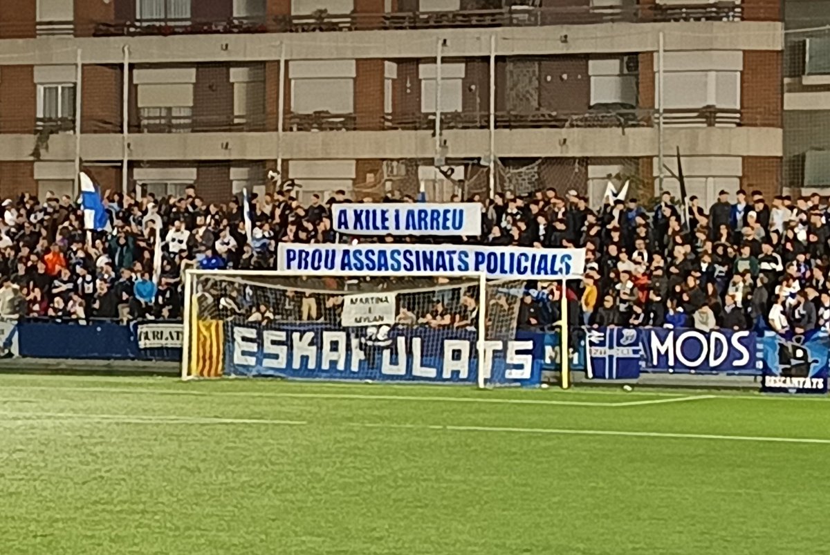 Traperinho's tweet photo. Com és habitual, també ha estat un dissabte de reivindicacions al Nou Sardenya. Perquè el futbol és i ha de ser indestriable de la política i les comunitats socials a les que representen els clubs.

#CEEuropa #VilaDeGràcia https://t.co/3F1aEaEOQv