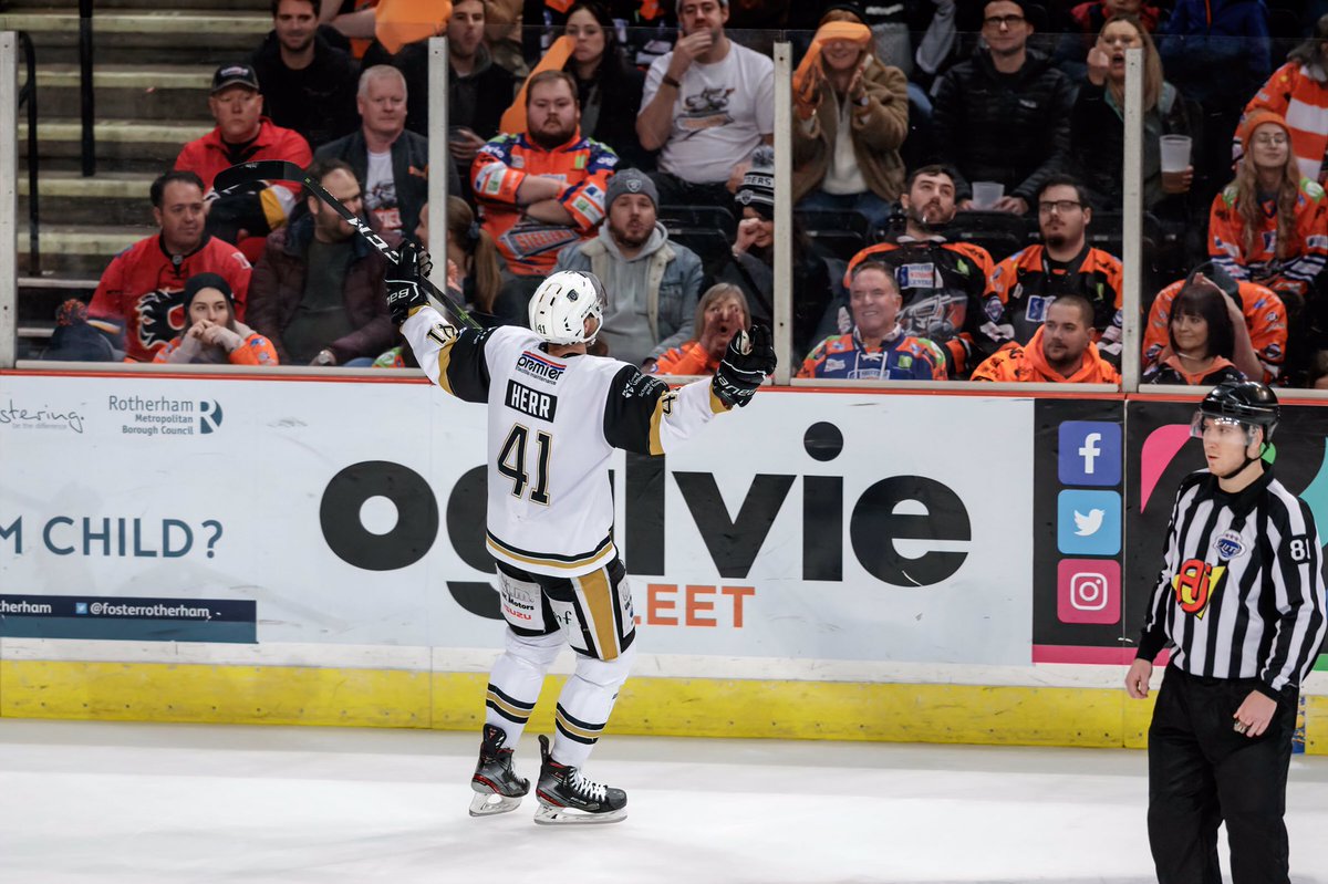 Face At The Plexi tweet media