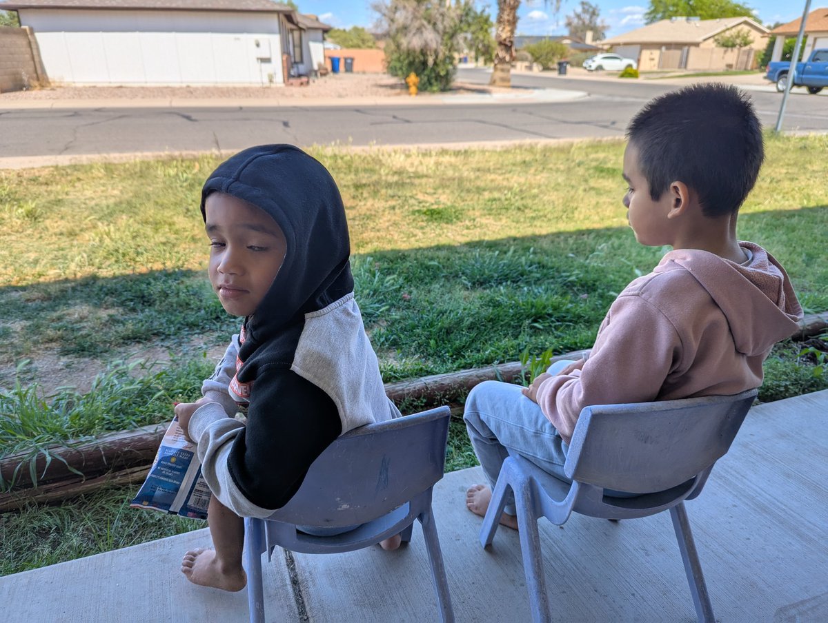 baseballthinkin's tweet photo. Just teaching the boys how to eat sunflower seeds after playing catch. Tell a 4 year old he can spit his food? Of course he's in!
#BaseballSeason #HaveACatch #DadLife #Baseball #SunflowerSeeds https://t.co/pu0LTFEjuQ