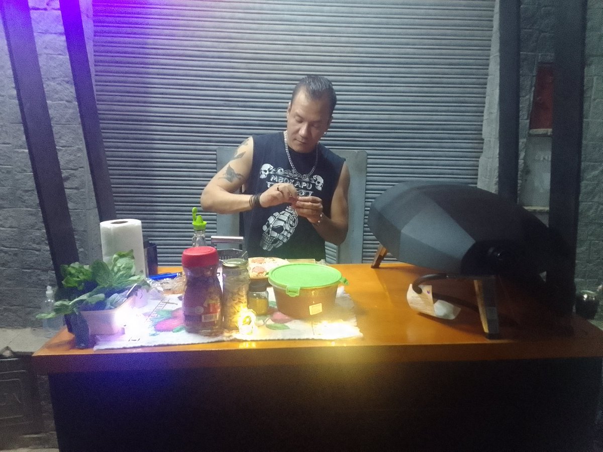 oscarcololo's tweet photo. Cansados de tanto chancho, asado, pollo, sopa, chipa guazú y todo lo relacionado a Semana Santa. Veni a saborear la mejor pizza casera de Sajonia con el Chef Santiago Jara a tan solo 15.000 la porción. Les esperamos en de la Conquista 1856 entre alférez Silva y Coronel Moreno. https://t.co/IjTVM0VPyp