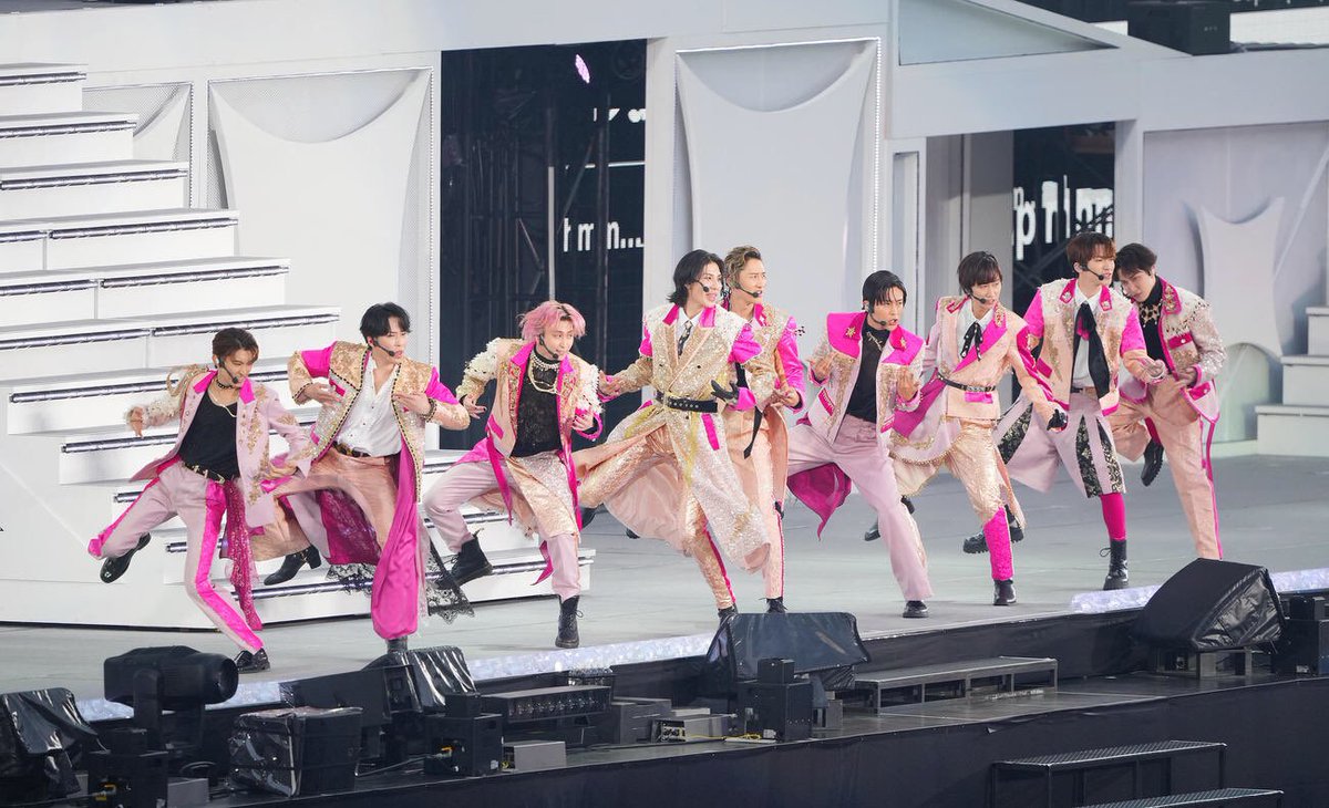 fernntny's tweet photo. ปกติเปลี่ยน 5 ชุดอยู่แล้วป้ะ รึปีนี้จงใจให้ลงเลข 5 แล้วชุดใหม่หมดเลย https://t.co/KyQrsgiZvT