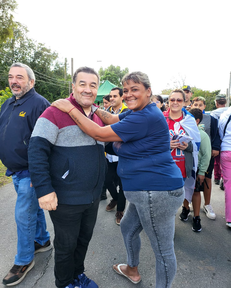JosemaD96's tweet photo. Barriada y feria, con @Mario_Bergara y en el Borro y Villa Camila.
#JosemaalD
#lista96
#municipioD https://t.co/kpCQRSYVRW