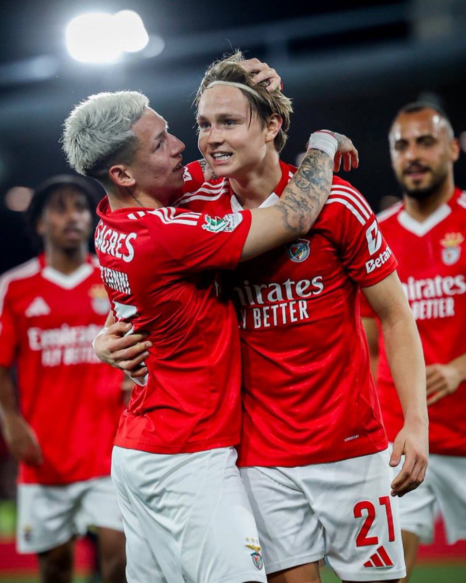 BORAA BENFICAA

Tudo ao Cosme Damião !!!

2:15/30H todos rececionar a equipa. 

Mais uma final ganha, e mais uma final se aproxima.