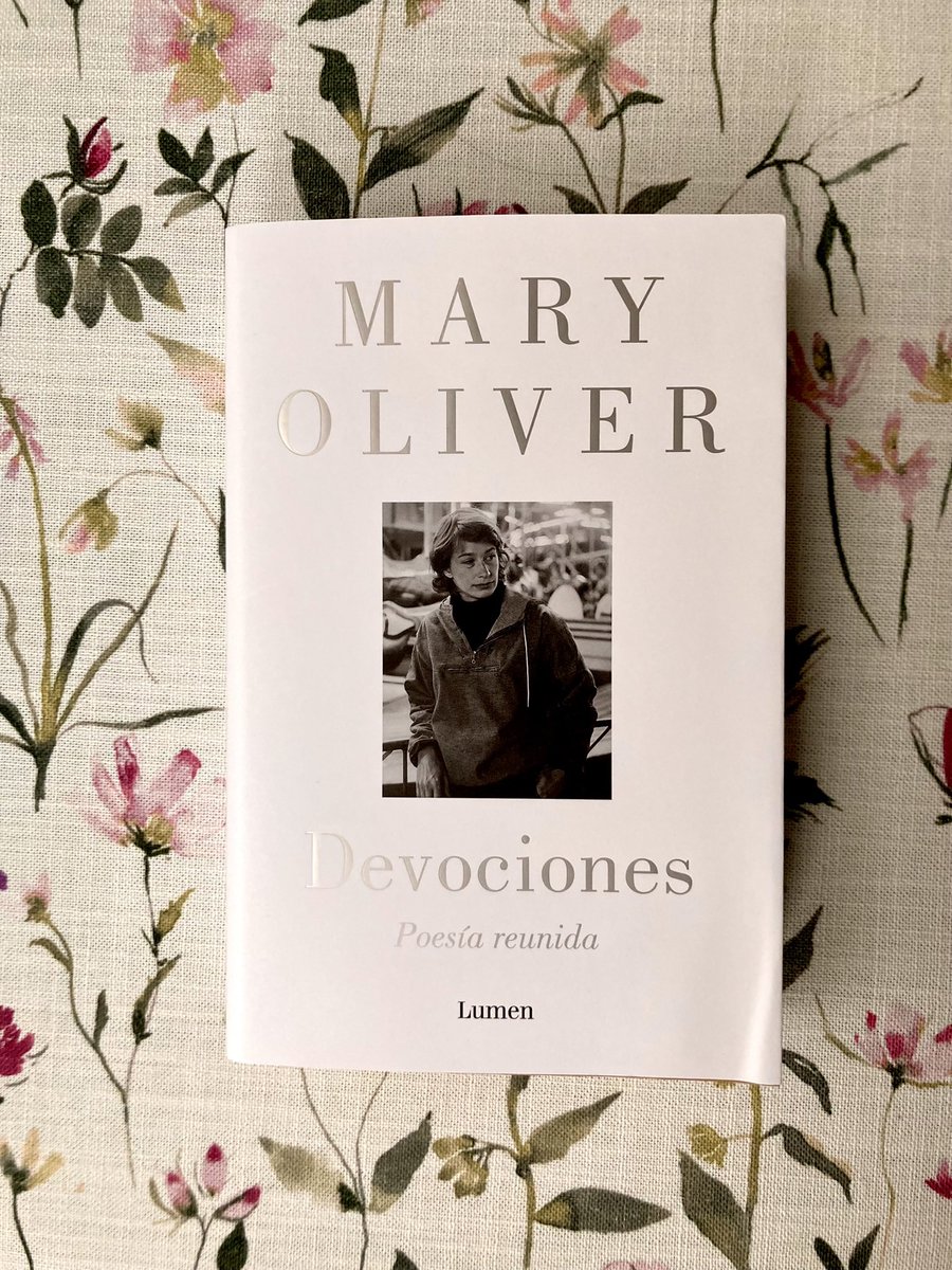 irenevalmore's tweet image. «Tu también creces densa, dulcemente salvaje».
Los otros reinos
Devociones, de Mary Oliver

#MaryOliver @LumenEdit #Devoción #PoesíaReunida
Traducción de Andreu Jaume