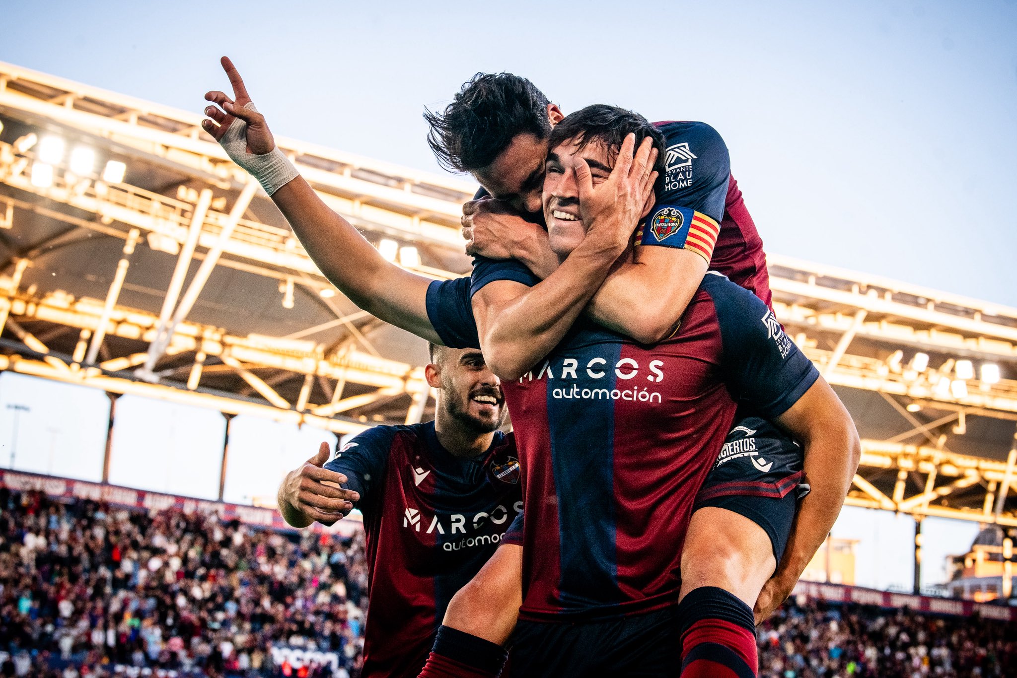 Carlos Espí celebra su gol ante el Real Zaragoza. Fuente: Levante UD.