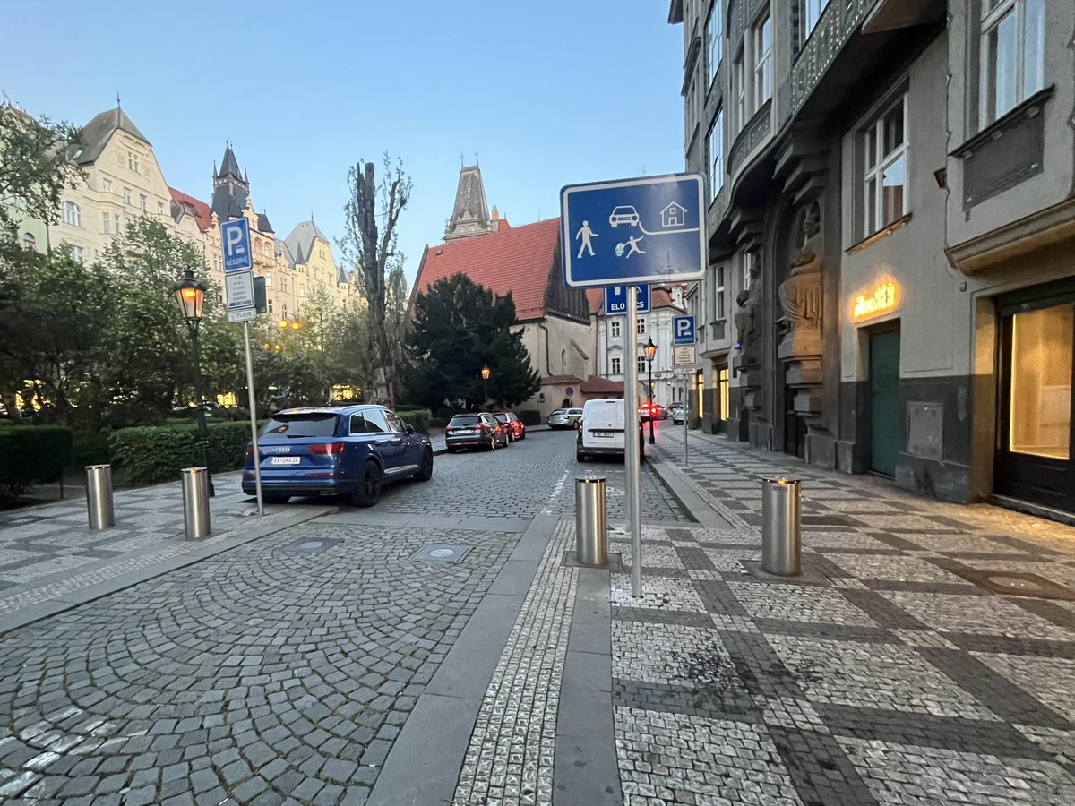 Neví někdo proč jsou na  Praze 1 tyhle očividně ještě funkční sloupky? K čemu přesně slouží? Díky!