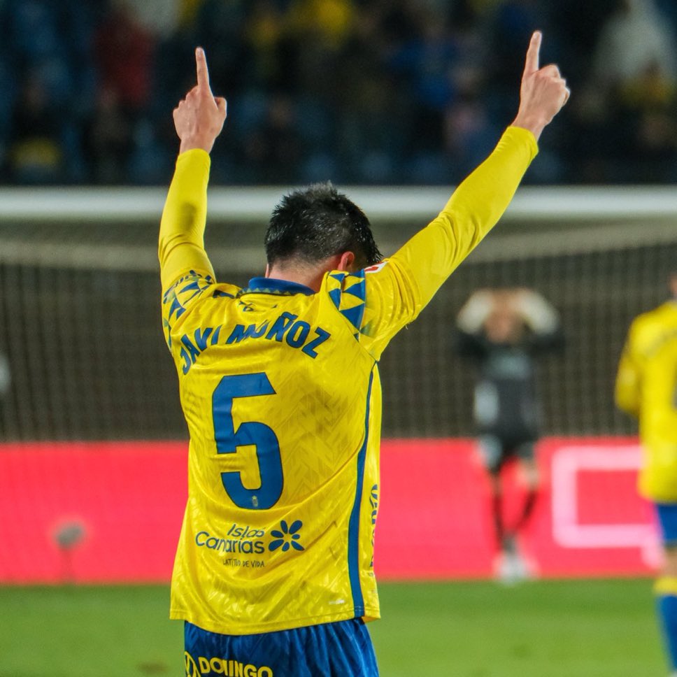 miguejs98's tweet photo. Javi Muñoz se ha ganando un hueco en el corazón de cualquier aficionado amarillo. 

No será el primero en el que pienses para ponértelo en la camiseta, pero sí de los primeros que quieres en tu equipo. 

En silencio y picando piedra. Siempre. 
@UDLP_Oficial https://t.co/KreqA0bF9z