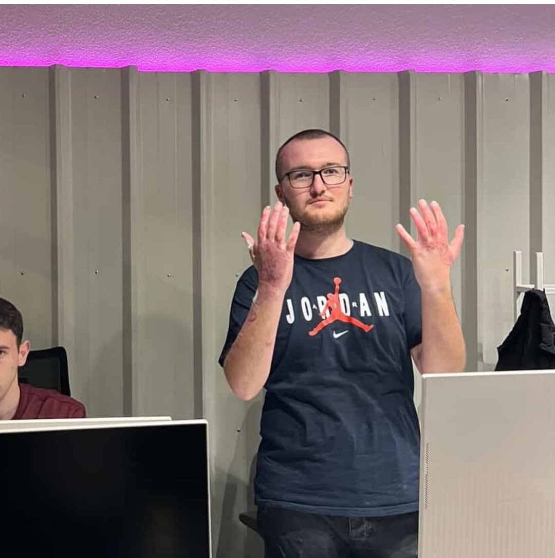 SupportKocani's tweet image. Ефтимов Јоцка започнува со хакатонот!

Тој е еден од повредените во пожарот но е силно мотивиран и тој ќе го води тимот на програмерите за online решение на #supportkocani во кое секој граѓанин ќе може да пријави неправилност, криминал или корупција, а потоа секоја пријава ќе…