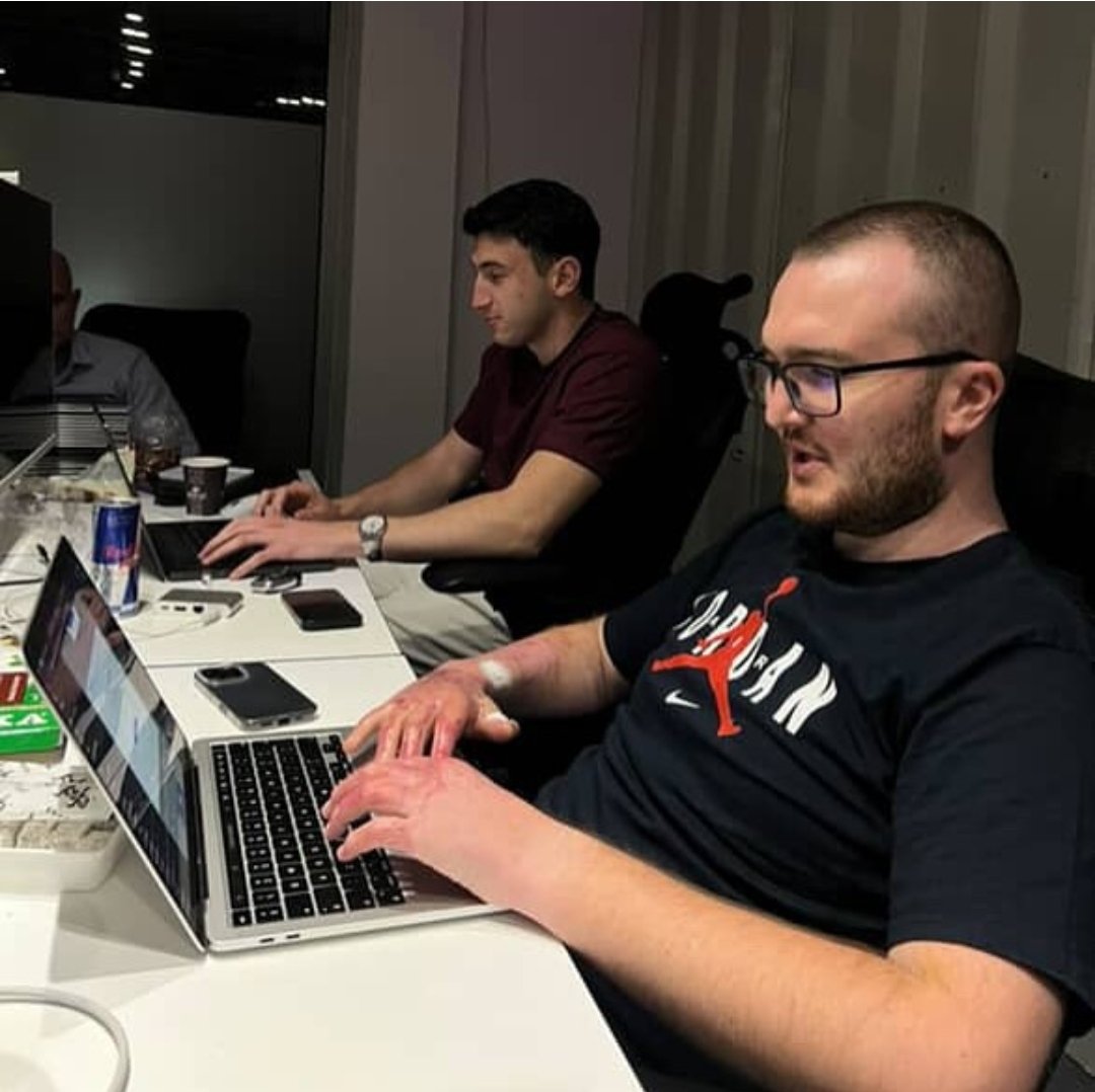 SupportKocani's tweet image. Ефтимов Јоцка започнува со хакатонот!

Тој е еден од повредените во пожарот но е силно мотивиран и тој ќе го води тимот на програмерите за online решение на #supportkocani во кое секој граѓанин ќе може да пријави неправилност, криминал или корупција, а потоа секоја пријава ќе…