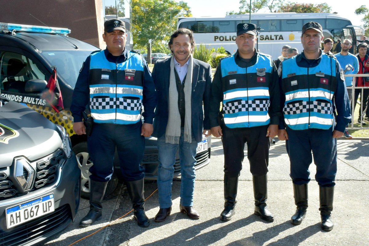 GustavoSaenzOK's tweet photo. En el Día Nacional del Policía, quiero saludar y agradecer a cada integrante de la fuerza por su vocación de servicio, entrega diaria y compromiso con el bien común. Gracias por el enorme trabajo que realizan velando por nuestra seguridad ¡Feliz día! https://t.co/qOfAJL2TpE