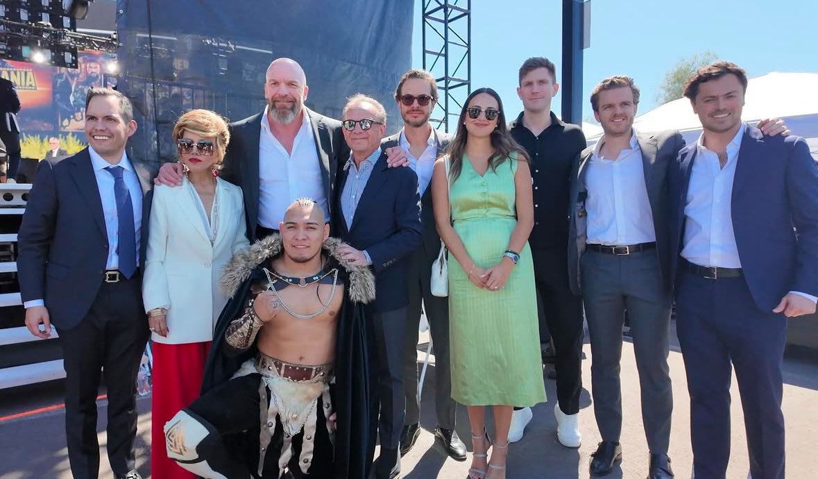 Planeta_Wrest's tweet photo. WWE adquirió Lucha Libre AAA.
Triple H posando junto a los Roldan y otros miembros de la compañía.
Jornada que será histórica.
#wwe #luchalibreaaa #wrestlemania #wordscollide @vikingo_aaa @wwepr @luchalibreaaa @TripleH https://t.co/lS510mx0zZ