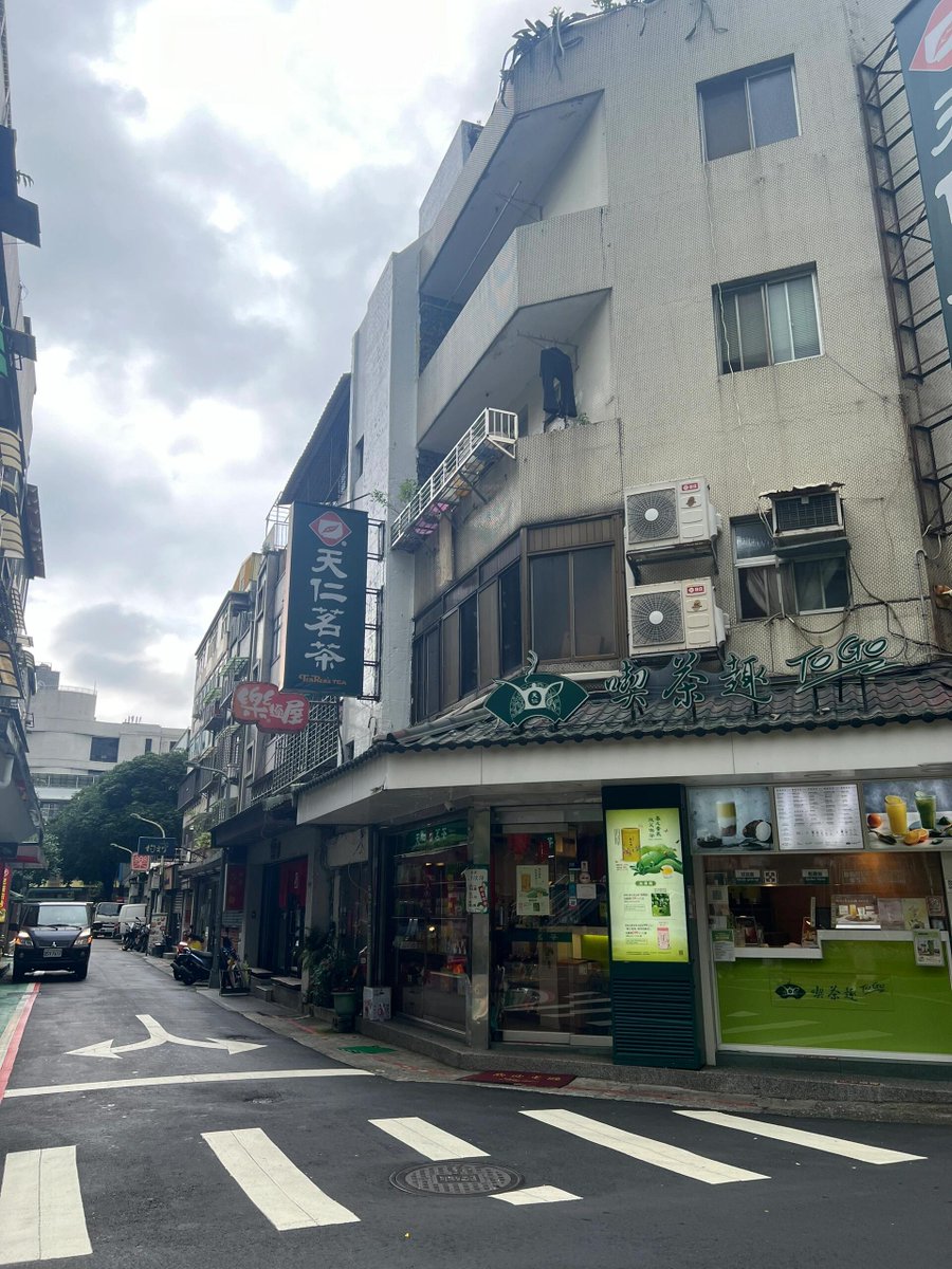 DCecHunts's tweet image. 朝のそよ風が顔に吹きつけます。 😊
故郷の街並みの雰囲気をさりげなく表現しました。 💖
あなたの夢が早く叶いますように。 🤗