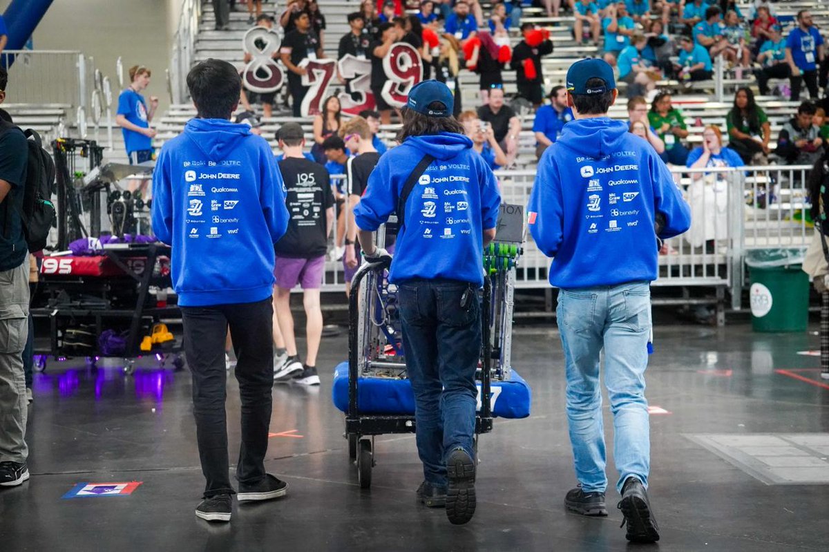 PrepaTec's tweet photo. #FIRSTHouston | Detrás de cada robot, hay una idea, un equipo que deja todo en la arena y un apoyo inmensurable. ⚙️⚡ ¡Qué orgullo! #PrepaTecEnHouston 🤩👏 https://t.co/OfomW4CdKf