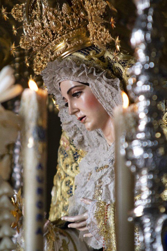 “El primer día de la semana, María la Magdalena fue al sepulcro al amanecer, cuando aún estaba oscuro, y vio la losa quitada del sepulcro…”

Es Domingo de Resurrección. En unas horas anunciaremos en Sevilla que la vida ha vencido sobre la muerte.

¡Feliz Pascua de Resurrección!