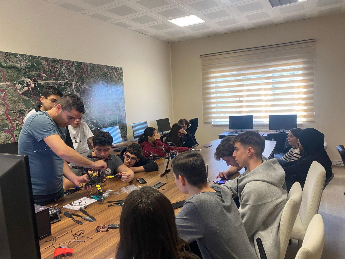 CatalcaBilisim's tweet photo. Geleceği Kodluyoruz!
Çatalca Bilişim Merkezi’nde bilişim dolu günler devam ediyor!
Yazılımdan yapay zekâya, robotikten siber güvenliğe kadar birçok alanda verdiğimiz eğitimlerle gençlerimizi dijital dünyanın liderleri olarak yetiştiriyoruz.@catalca_mem @CatalcaHEM @istanbulilmem https://t.co/8JvjwzYaxJ