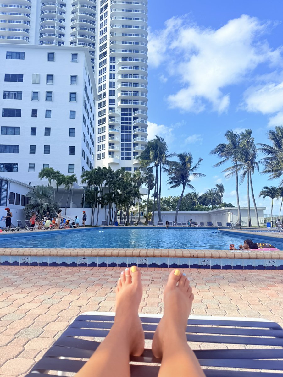 Quilo27's tweet photo. #feet #miamibeach https://t.co/1Fw7AQtjKE
