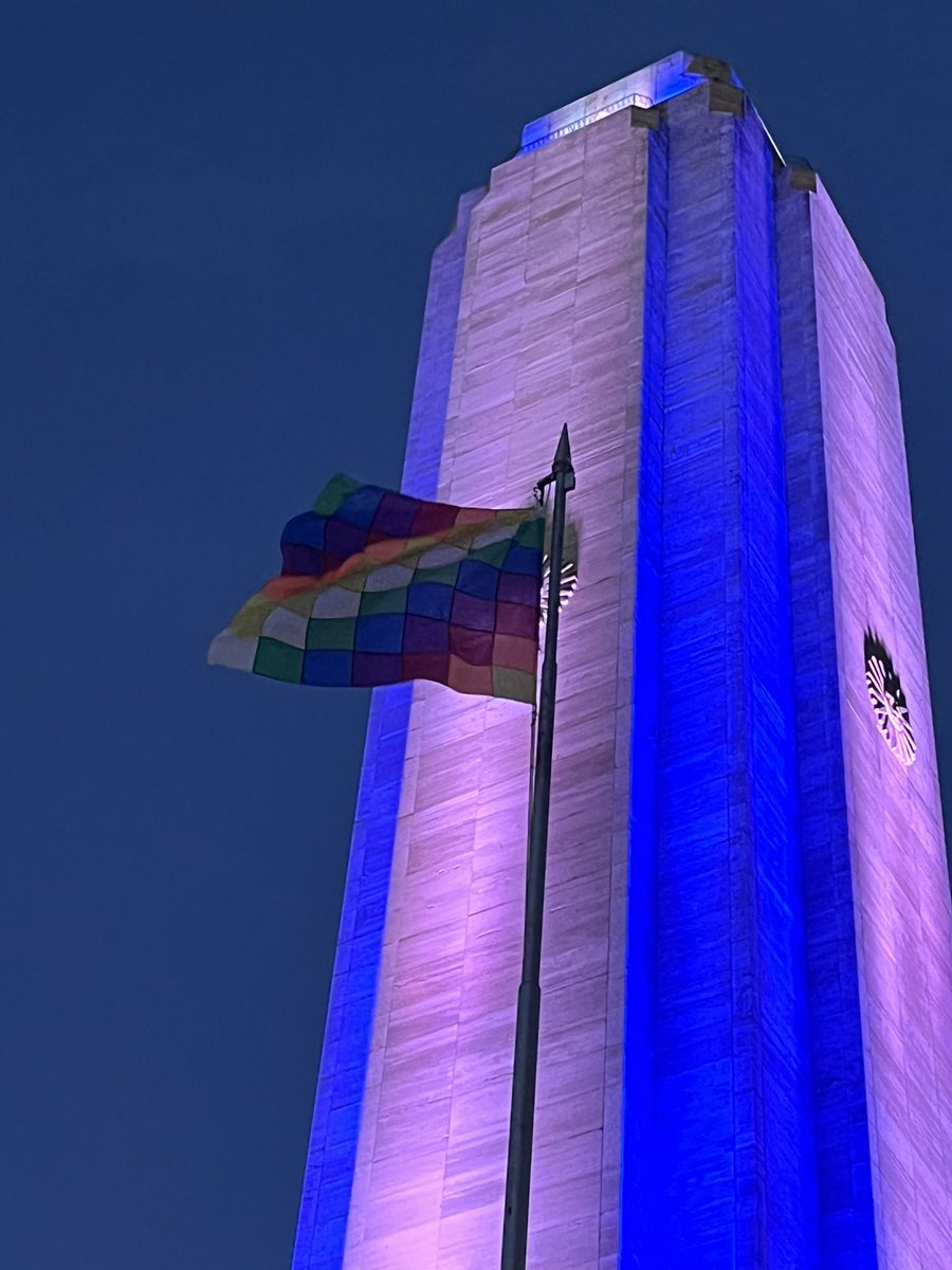 alguien me puede explicar que hace esa bandera en el Monumento de la bandera Argentina?