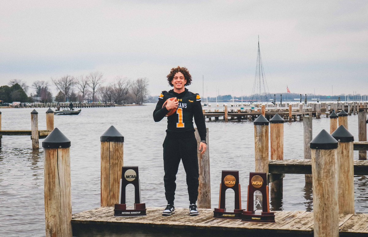 DebakerZachary's tweet photo. Thank you @coachmaerob for having me on campus, cant wait make the trip again! #RIDEOUTS @PeteyBananas @Coach_Worsell @AntonGraham_ @MJ_NFLDraft @PrepRedzoneWI https://t.co/jUoaK0E8nV