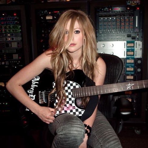 OldInternetFeel's tweet photo. Avril Lavigne https://t.co/4yQ09mOei2