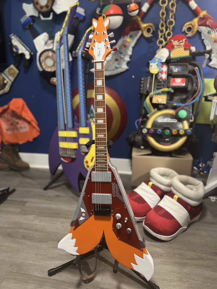 sonic_cosplayer's tweet photo. HERE WE ARE!
The ‘MILES FLYING T’!

A Tails-based guitar commission designed, built &amp; painted by me for Keira, a Chicago based guitarist!

This one means a lot to me. It’s the most precise, detailed, and emotionally rewarding project I’ve completed! 

#FlyingT
#Sonic https://t.co/jWzB3WofaT