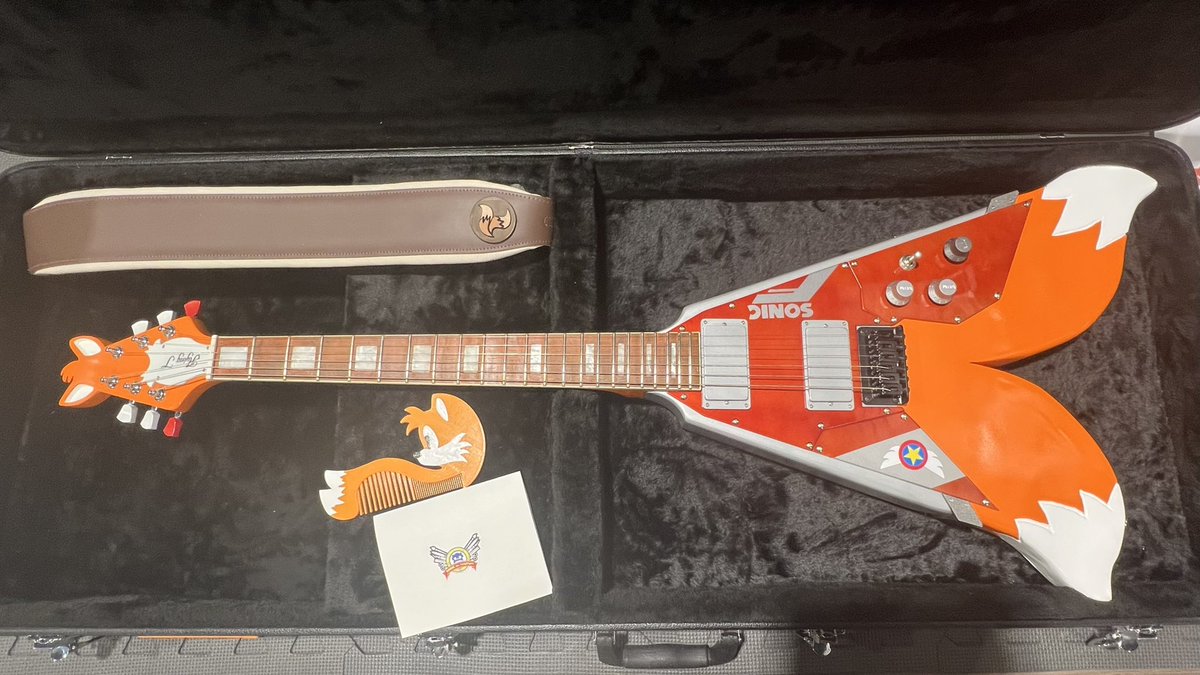 sonic_cosplayer's tweet photo. HERE WE ARE!
The ‘MILES FLYING T’!

A Tails-based guitar commission designed, built &amp; painted by me for Keira, a Chicago based guitarist!

This one means a lot to me. It’s the most precise, detailed, and emotionally rewarding project I’ve completed! 

#FlyingT
#Sonic https://t.co/jWzB3WofaT
