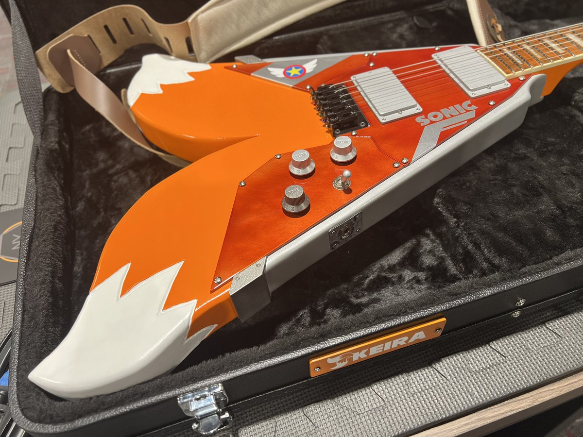 sonic_cosplayer's tweet photo. HERE WE ARE!
The ‘MILES FLYING T’!

A Tails-based guitar commission designed, built &amp; painted by me for Keira, a Chicago based guitarist!

This one means a lot to me. It’s the most precise, detailed, and emotionally rewarding project I’ve completed! 

#FlyingT
#Sonic https://t.co/jWzB3WofaT