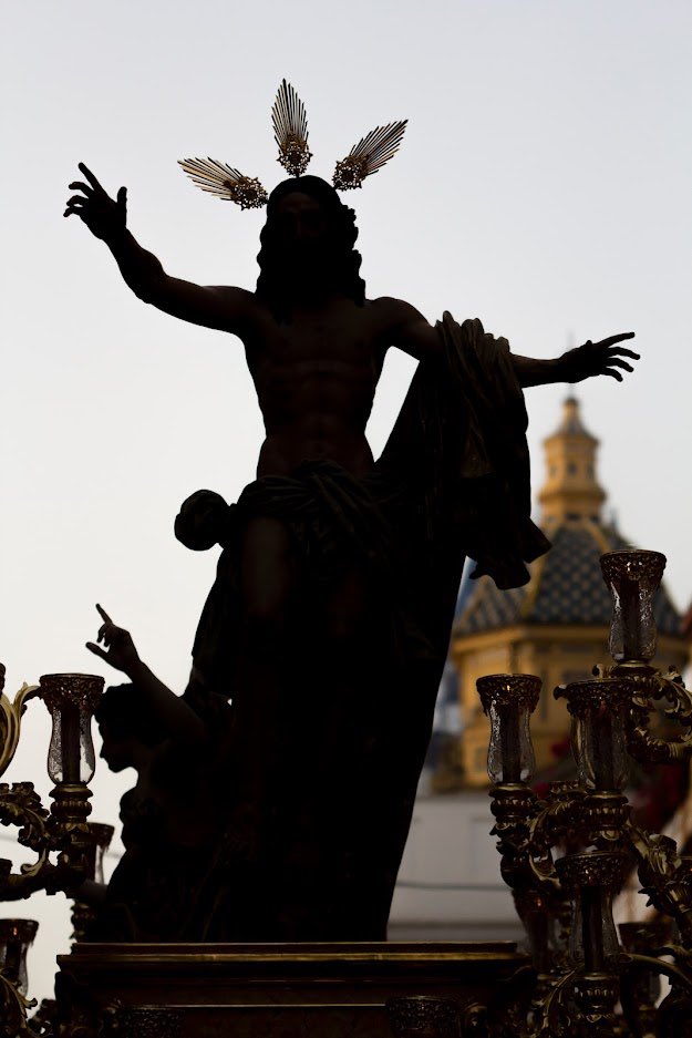 "¿Por qué buscáis entre los muertos al que vive?
- No está aquí, ha resucitado." 

DOMINGO DE RESURRECCIÓN 

Feliz Pascua de Resurrección