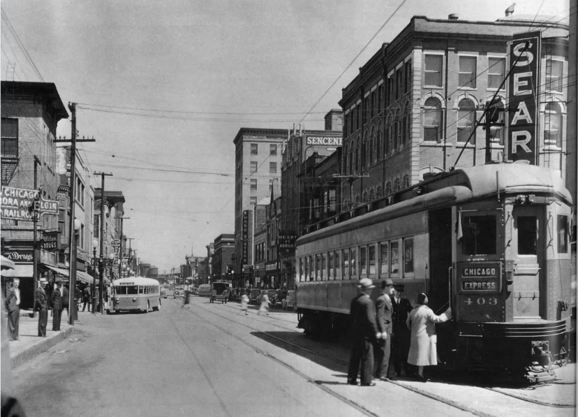 🏛️ THE HISTORY OF AURORA: DOWNTOWN 🏛️

In the 1940s, this is what you would see when standing on Broadway (IL Route 25) facing North!

Photo Credit: Aurora, IL - Then and Now