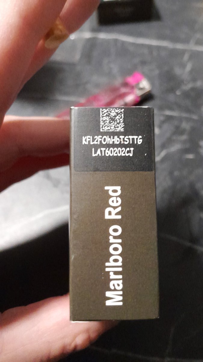 Baptah1's tweet photo. Marlboro + comic sans MS = qualité https://t.co/MWLD4oDnQh