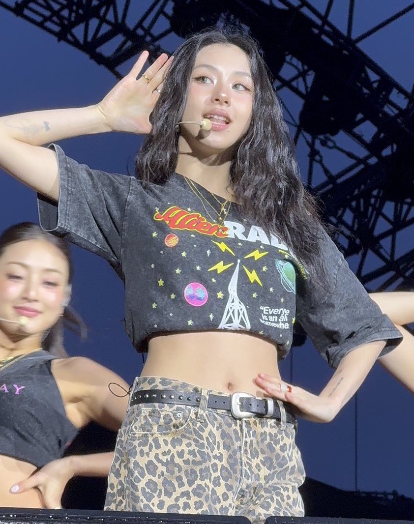 chaeypics's tweet photo. SON CHAEYOUNG!! https://t.co/2nKbIgHhh4