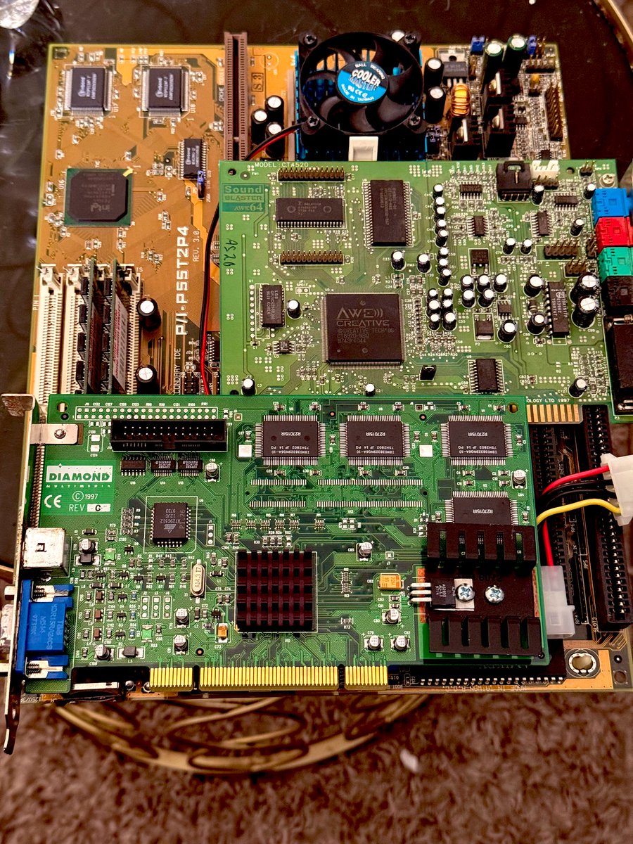 r41d_0ne's tweet photo. Got some new project on the way 👍🏻🙂
#retropcbuild #computer #hobby #best #pentium #awe64 #soundblaster https://t.co/RhqI0YmoCr