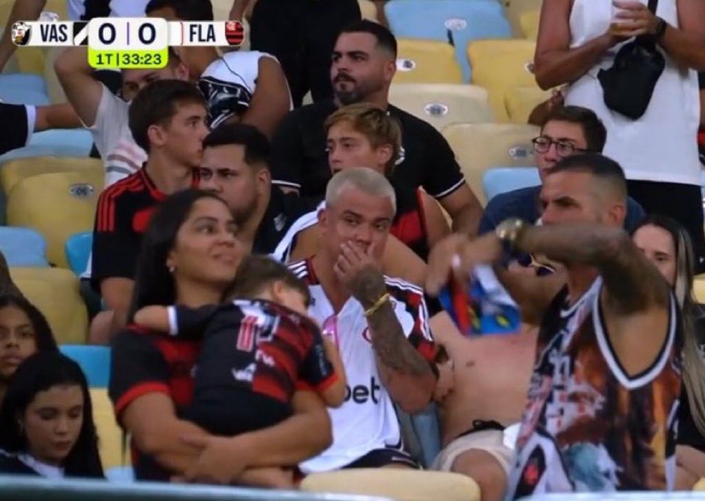 CFD_Oficial's tweet photo. A criança com a camisa metade Vasco e a outra do Flamengo

O pai é vascaíno e a mãe é flamenguista 😂 https://t.co/zksw6jUBm8