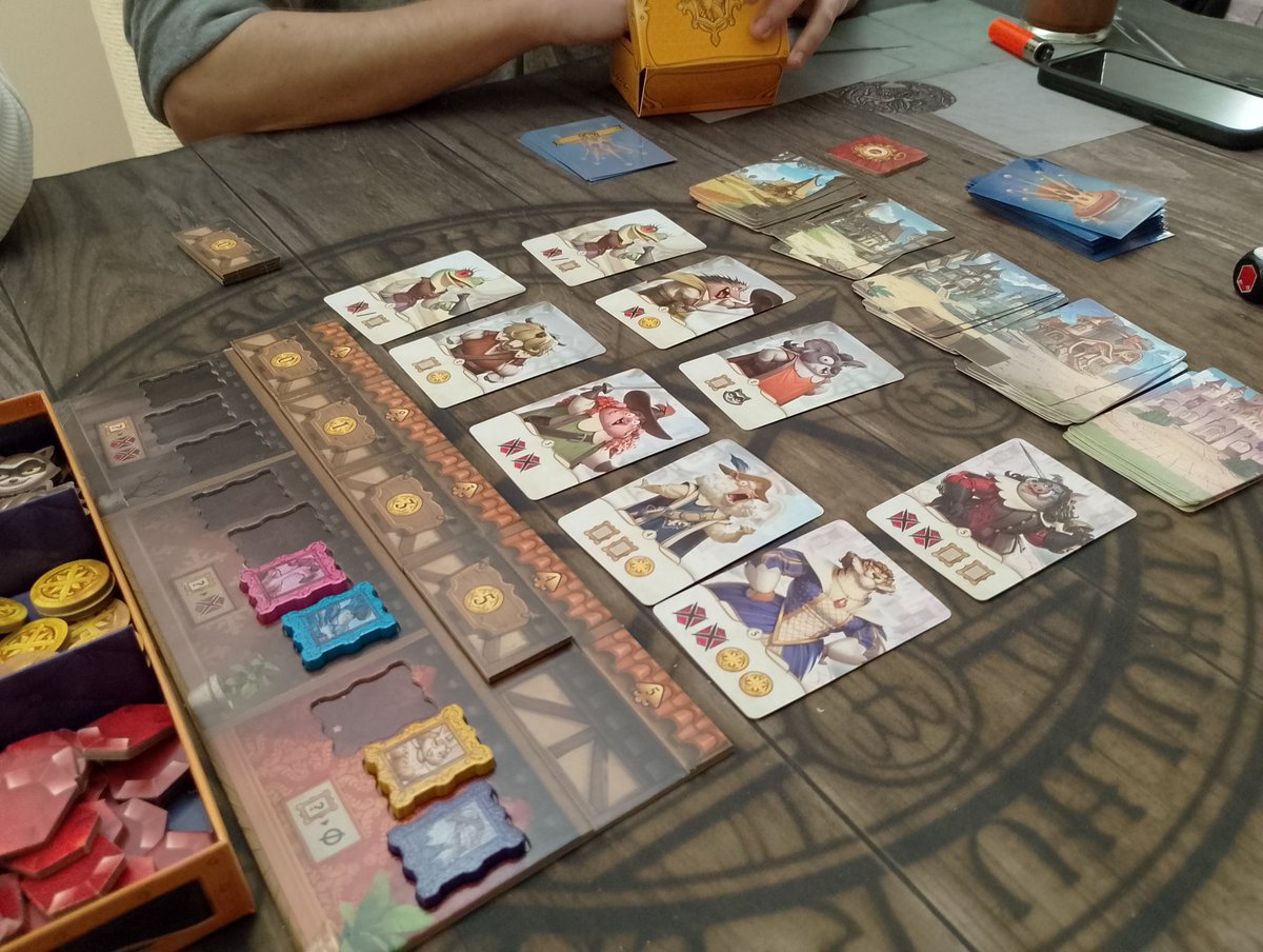 LuisFleyPDJ's tweet photo. Hemos acabado jugando al #ForACrown y el puteo ha volado entre jugadores (no habituales) como si fuera juego de tronos. Pensaba que lo de ir sacando cartas se haría algo pesado pero no. Un familiar muy de navajeo, divertido y bonito. Y mi retrato tenía un mono rico riéndose 🙈. https://t.co/KLaYLn18Qo