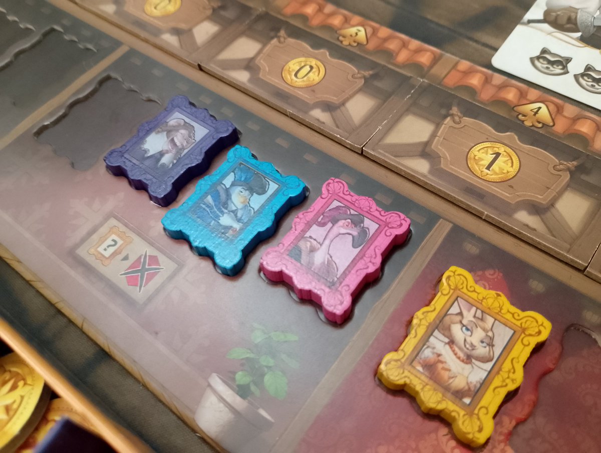LuisFleyPDJ's tweet photo. Hemos acabado jugando al #ForACrown y el puteo ha volado entre jugadores (no habituales) como si fuera juego de tronos. Pensaba que lo de ir sacando cartas se haría algo pesado pero no. Un familiar muy de navajeo, divertido y bonito. Y mi retrato tenía un mono rico riéndose 🙈. https://t.co/KLaYLn18Qo
