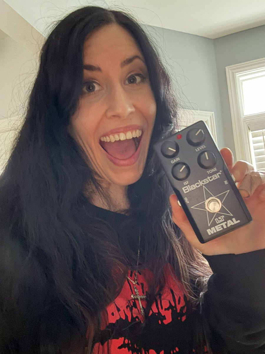 rosecoraperry's tweet photo. Team @Blackstaramps for life! Picked up this bad boy today. My #distortion snobbery knows no bounds. And yes it chugs!
#distortionpedal #blackstaramps #thesoundinyourhead #blackstar #rosecoraperry #thetruthuntold #blackstarartist #itsbetterloud #willitchug https://t.co/5vZKfSqAqF