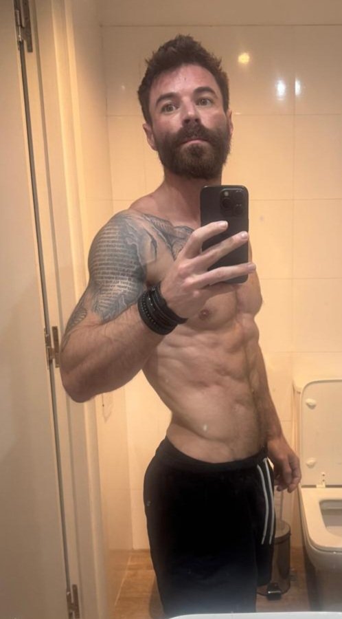 JamesTusk's tweet photo. If you want the step by step instructions to get in this shape (took me 3 months - no crazy diets) - send an email to info@jamestusk.com with the title 'Tusk Shred' and include your whatsapp number.

Greetings from the land of the holy snort, I mean Bogotá, Colombia

Tusky https://t.co/TFXE2Ly9Np