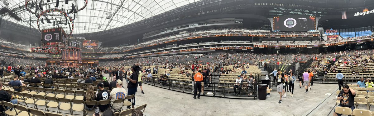 Once again, I made it. Floor seats at the Wrestlemania. The weather is a bit nicer than last years. 🥶