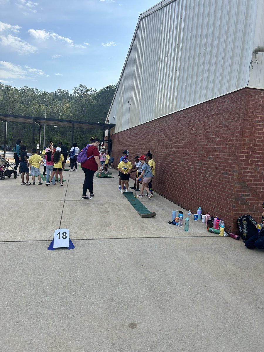 HodgeMRES's tweet photo. K-2 had a busy week at @MRES_NCSS that was filled with Honors Day and Field day. Shout out to one of my mentees for getting most improved in Music! @MsRBattle https://t.co/bnbdU6OIsX