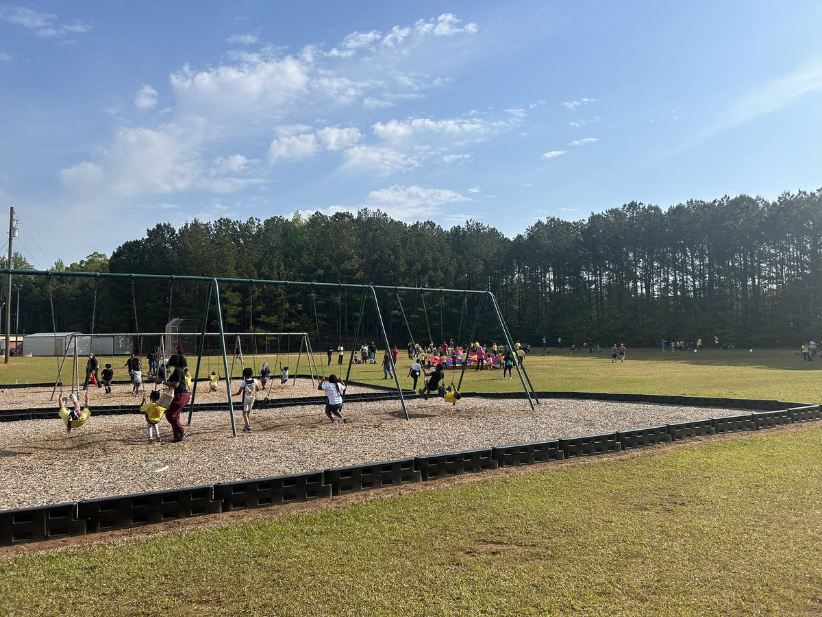HodgeMRES's tweet photo. K-2 had a busy week at @MRES_NCSS that was filled with Honors Day and Field day. Shout out to one of my mentees for getting most improved in Music! @MsRBattle https://t.co/bnbdU6OIsX