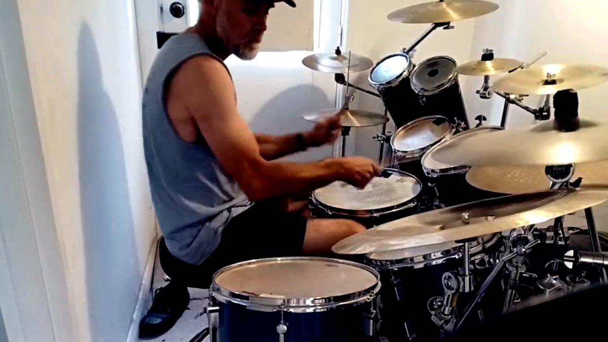 I dusted of my drums for this track, channelled my inner Neil Peart and Stewart Copeland 🥁 😁 
youtu.be/hj_y5dFh_hk?si…